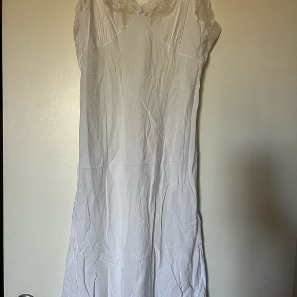 Lace Trim Satin Tank Top - Picture 3 of 11